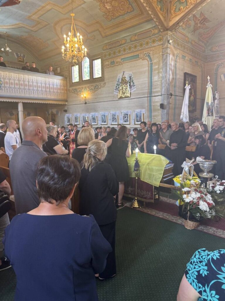 Люди на похоронній церемонії у церкві