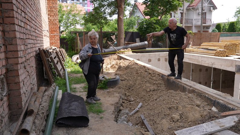 На Софіївці забудовник звів багатоповерхівку впритул до приватного будинку сусідів ВІДЕО