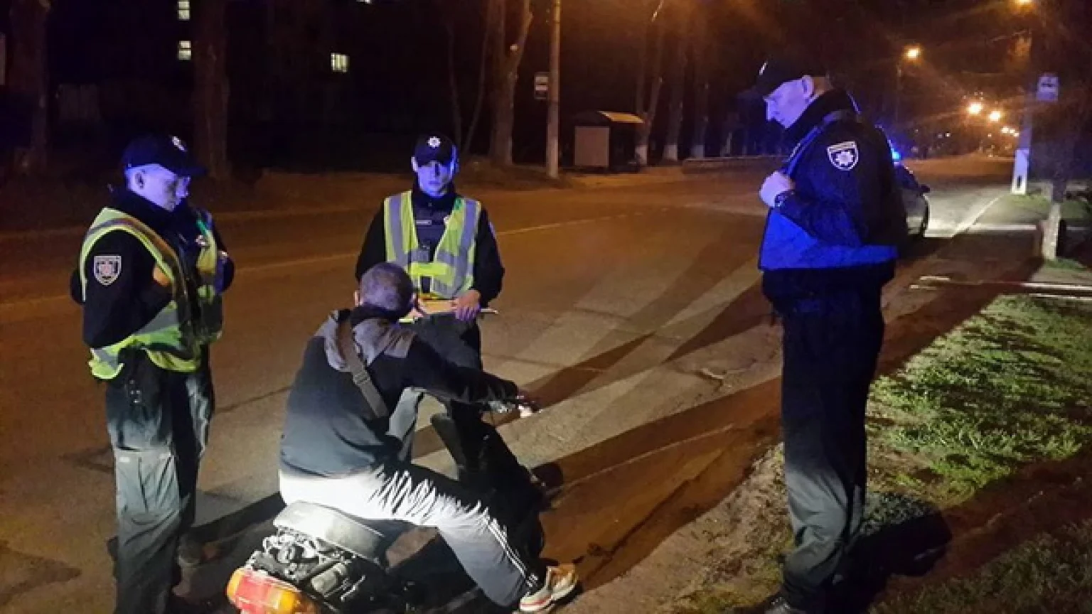 Що загрожує прикарпатцям за порушення комендантської години та чи має право поліція затримувати порушників