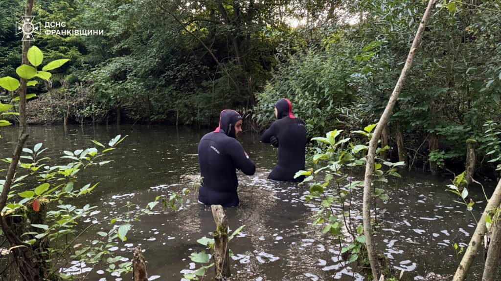 Рятувальники у гідрокостюмах досліджують водойму