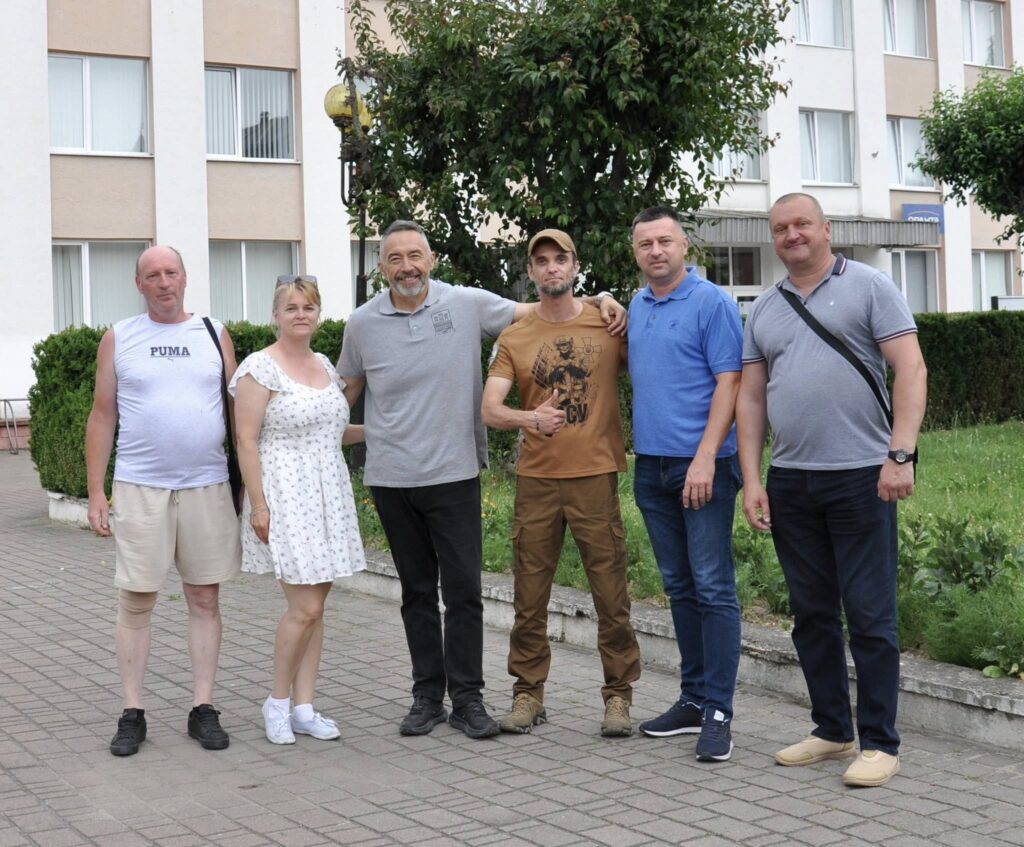 Група людей на вулиці перед будівлею