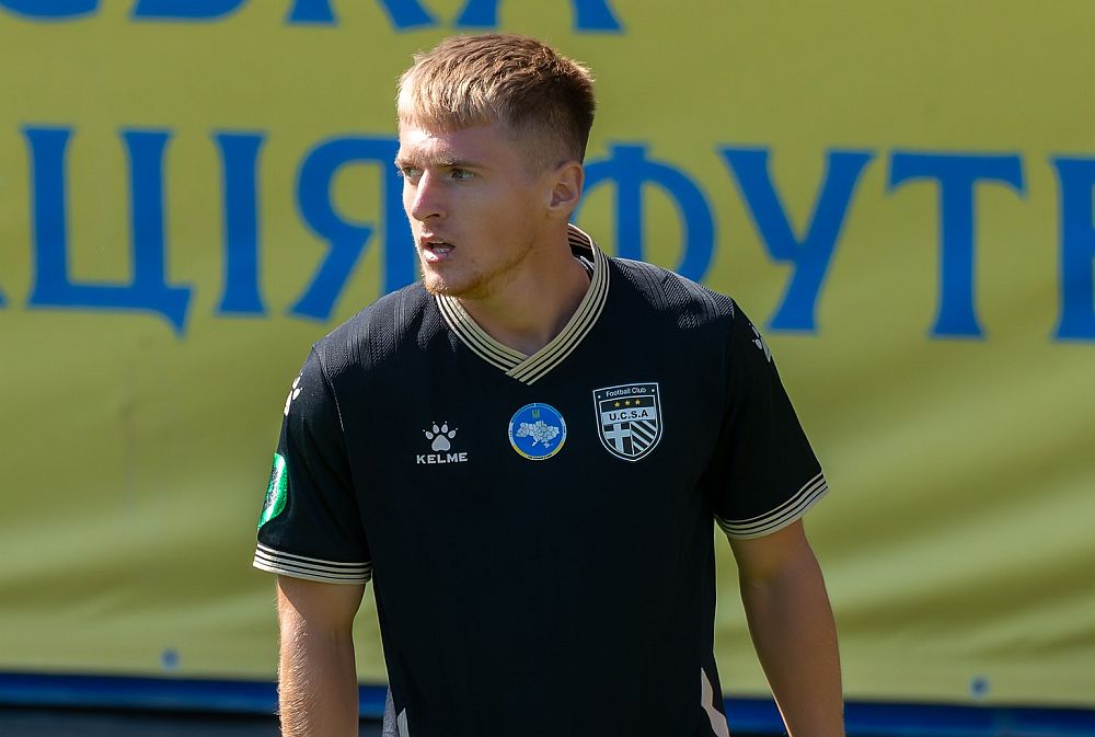 Футболіст у формі на полі