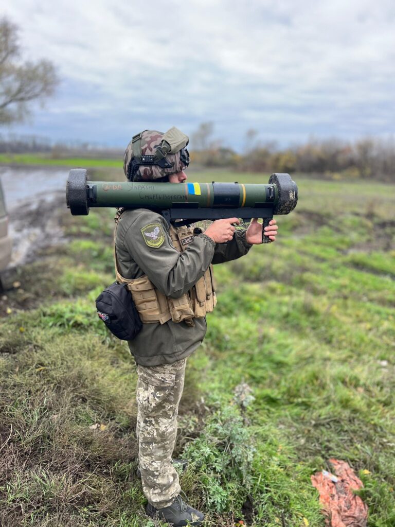 Солдат із протитанковою зброєю на полі
