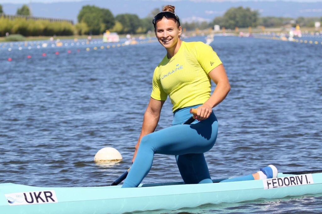 Українська спортсменка в яскравому одязі на каное