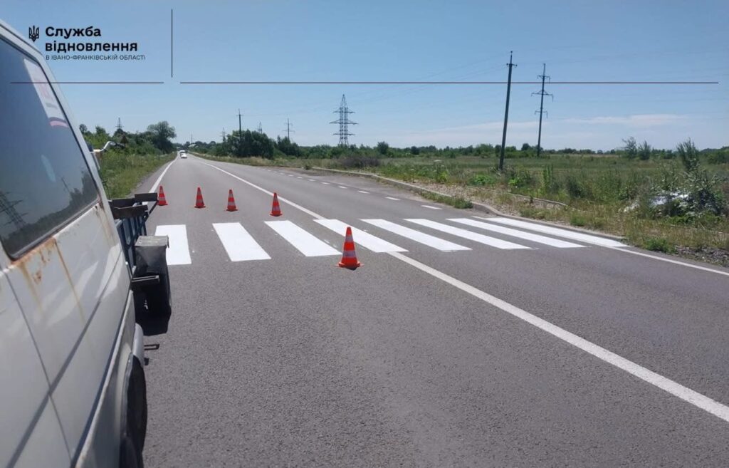 Новий пішохідний перехід на сільській дорозі