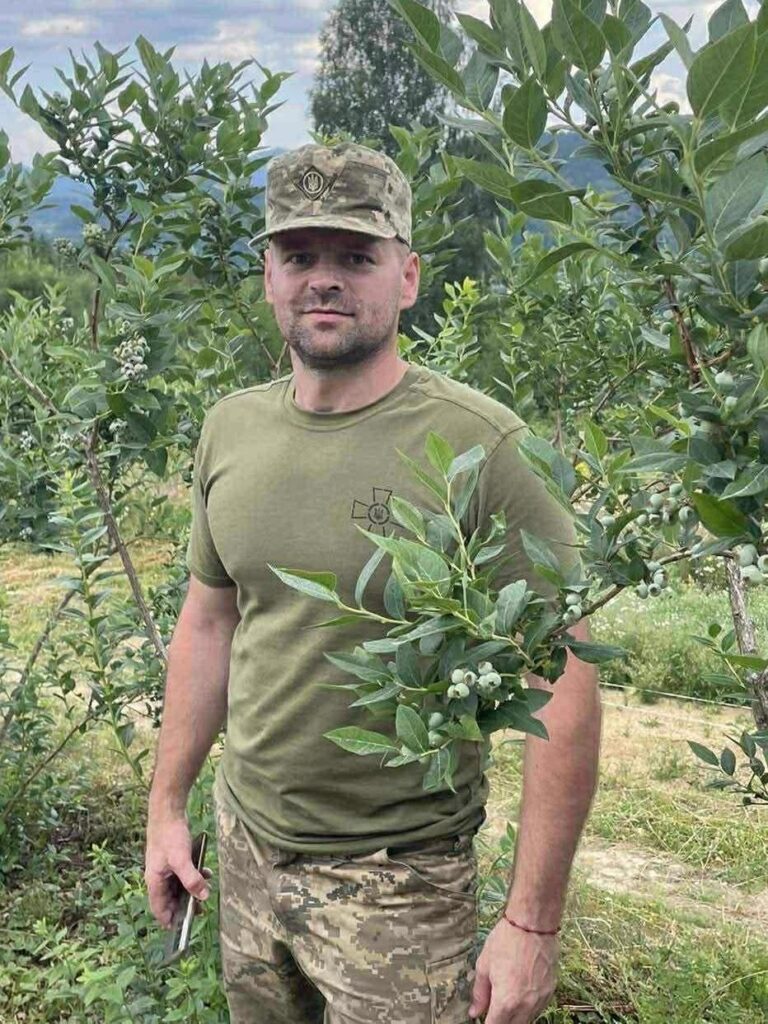 Чоловік у камуфляжі серед чагарників