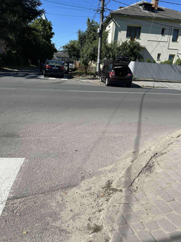 ДТП на перехресті біля житлового будинку