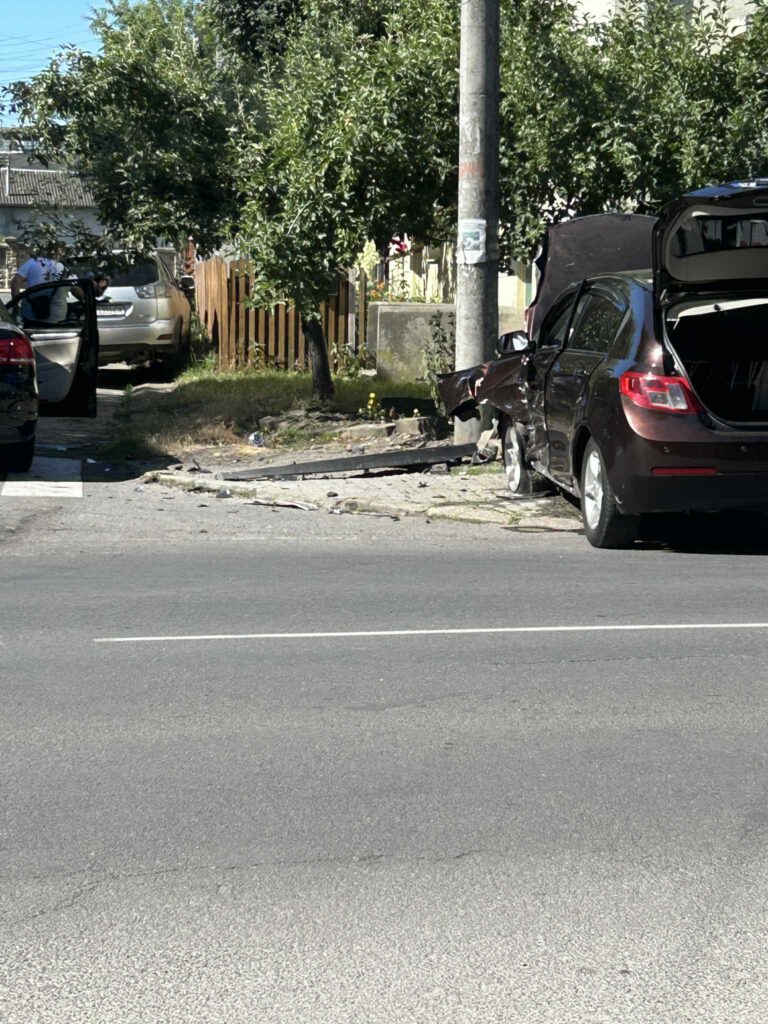 Аварія з автомобілями на узбіччі дороги