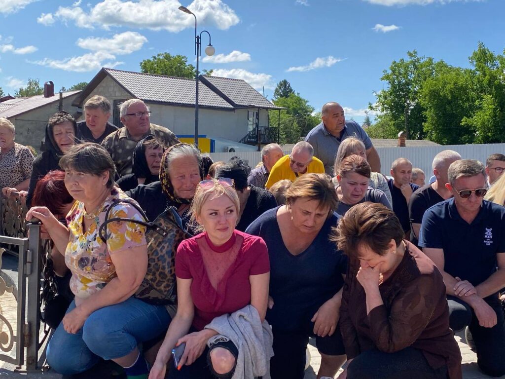 Група людей на вулиці, сонячний день.