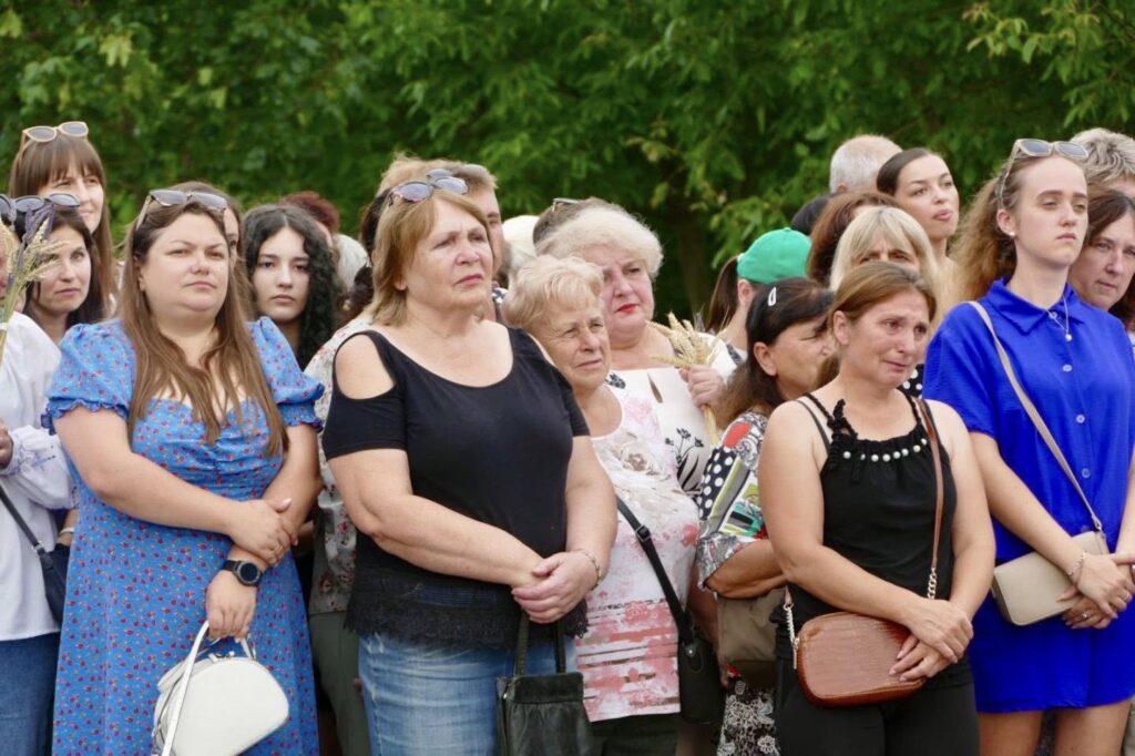 Жінки на відкритому повітрі під час заходу