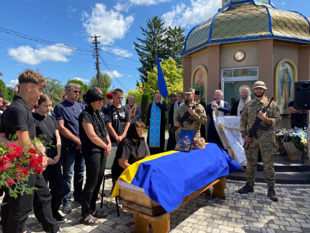 Вшанування загиблого героя, церемонія прощання біля каплиці.