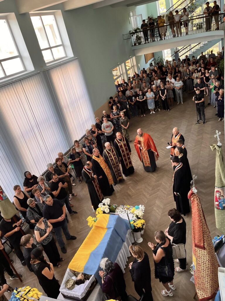 Церемонія прощання, труна з українським прапором.
