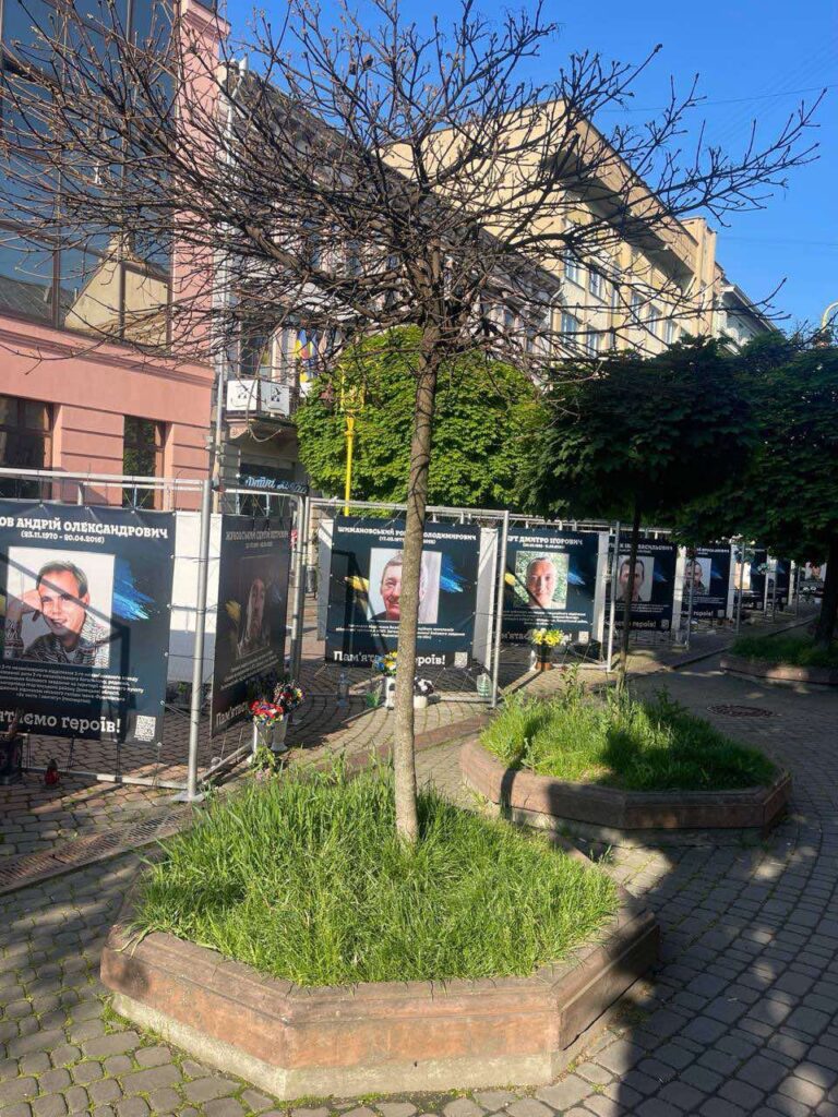 Алея пам'яті з фотографіями героїв України.