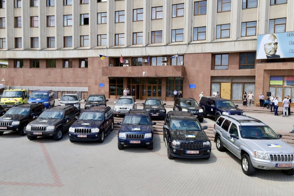 Автомобілі запарковані перед міською адміністрацією.