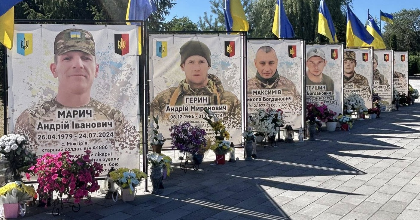 Меморіал загиблим українським солдатам із квітами