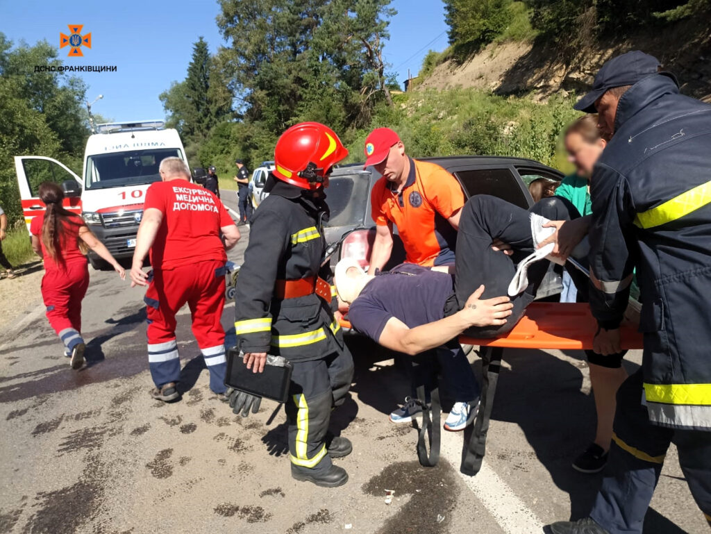 Рятувальники допомагають постраждалому після аварії.