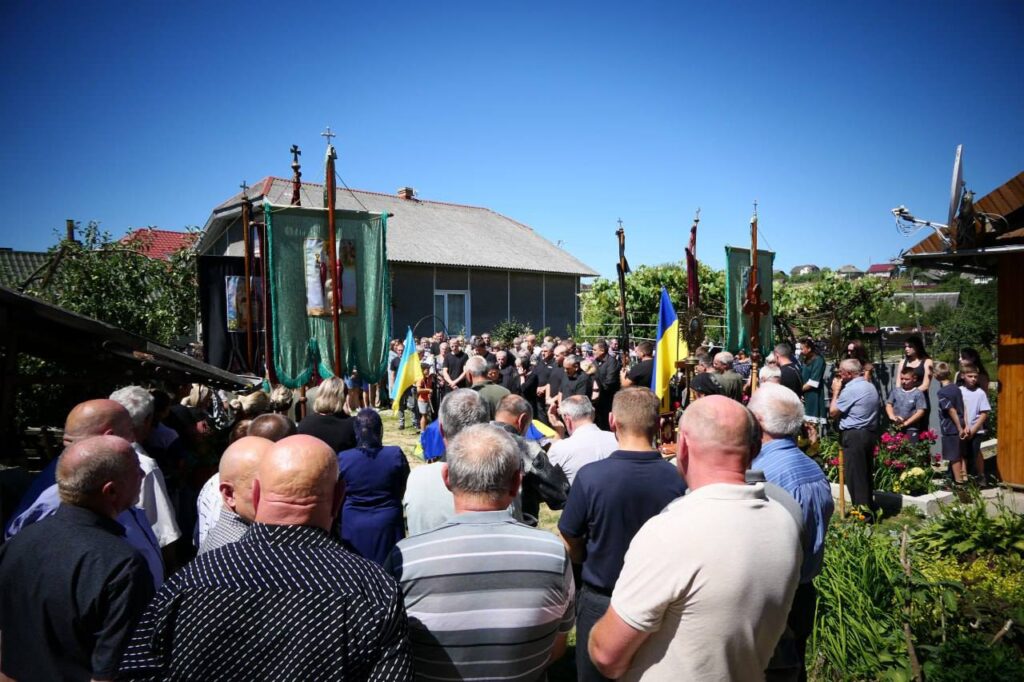 Люди на заході з прапорами України на вулиці