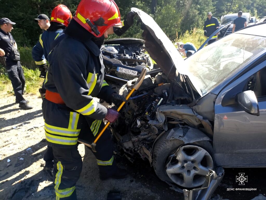 Пожежники працюють на місці автомобільної аварії.