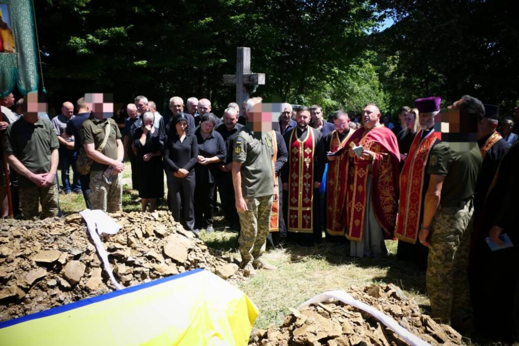 Похорон із церковною службою, люди в жалобі.