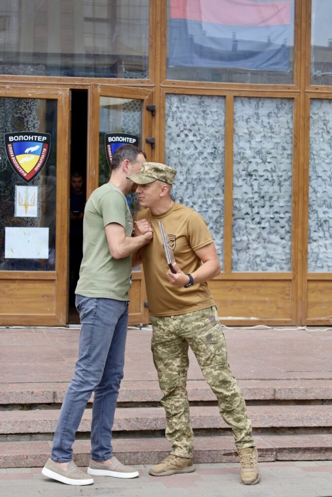 Волонтерий центр: обговорення на сходах, два чоловіка