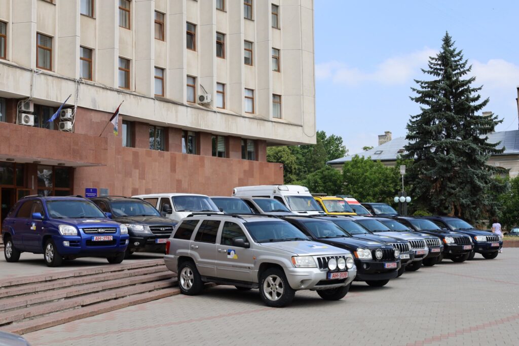 Автомобілі на стоянці перед офіційною будівлею