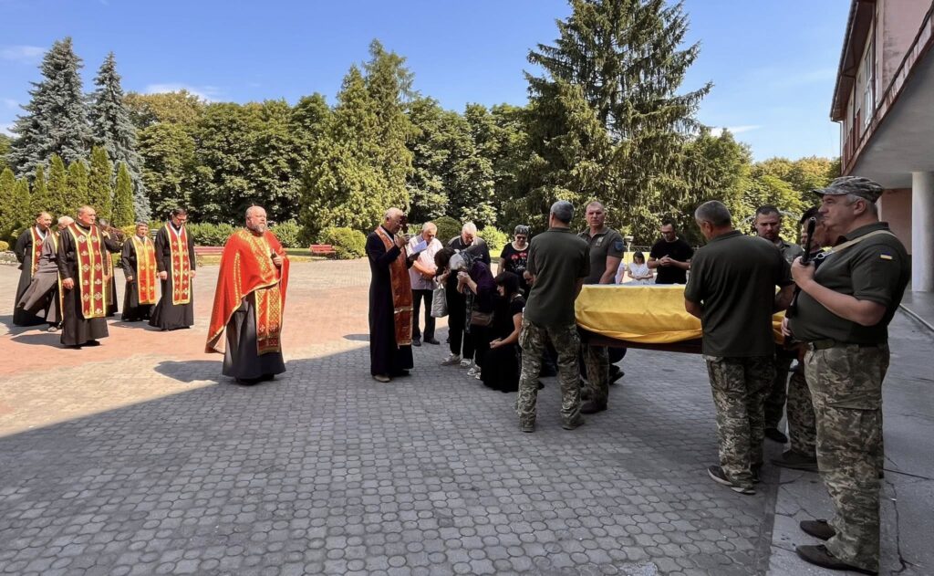Військова церемонія з капеланами та солдатами
