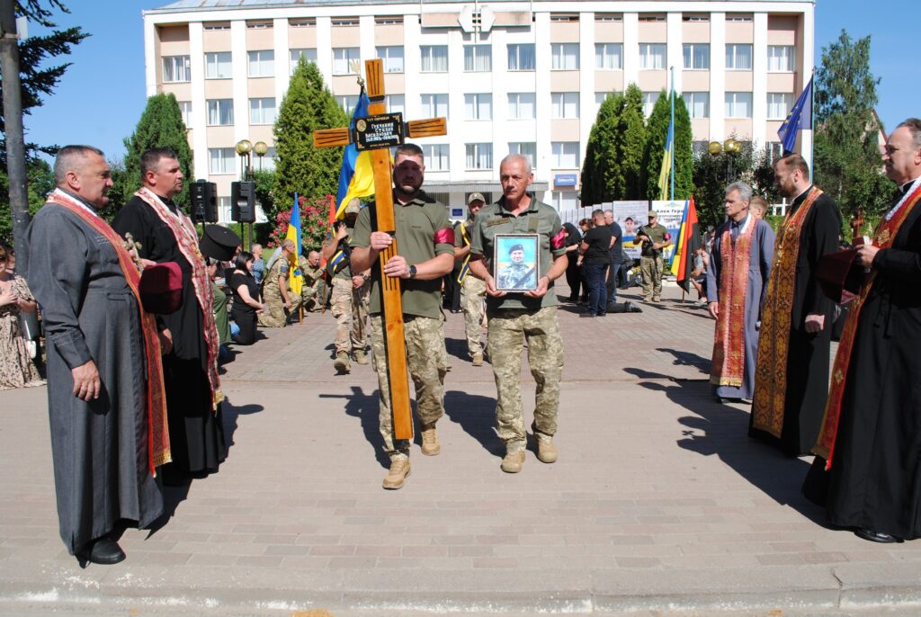 Церемонія прощання з військовим в Україні.