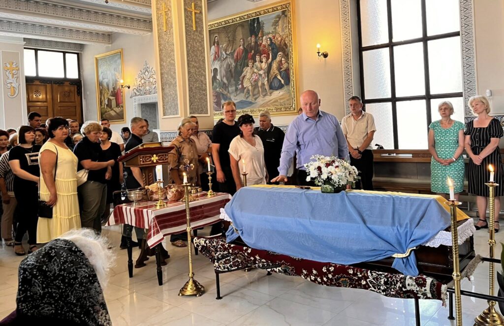 Прощання з покійним у церкві, люди зібралися.