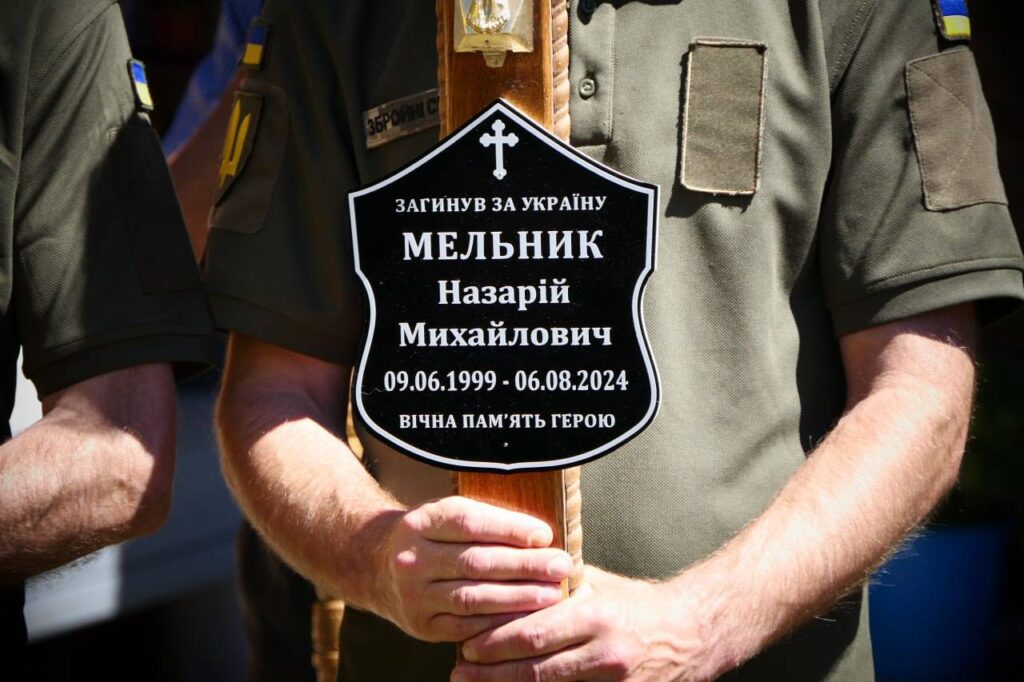 Пам'ятна табличка на похоронному хресті військовослужбовця.