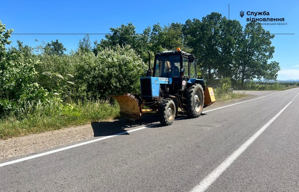 Трактор на дорозі влітку