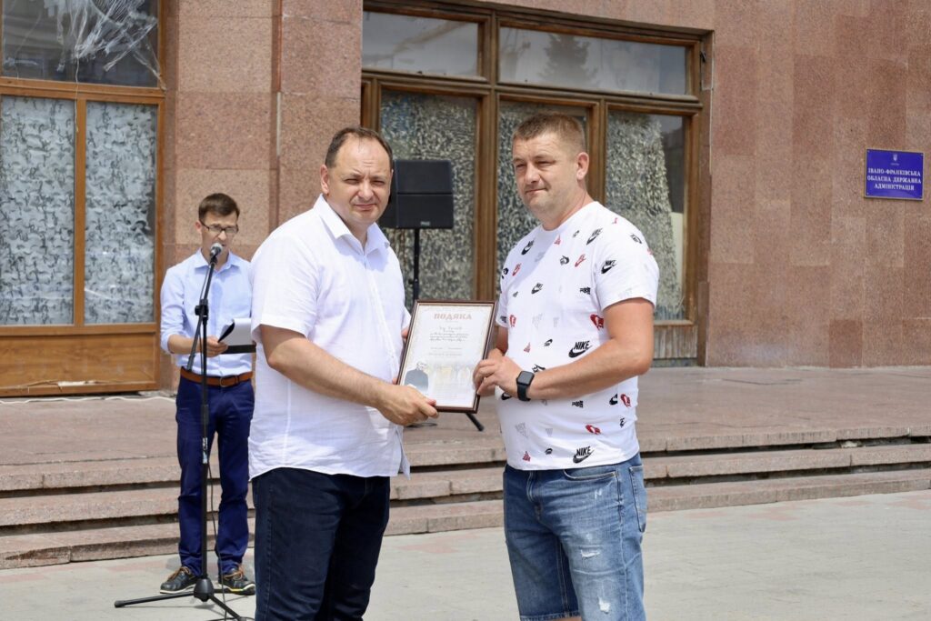 Вручення грамоти на урочистій церемонії біля адміністрації.