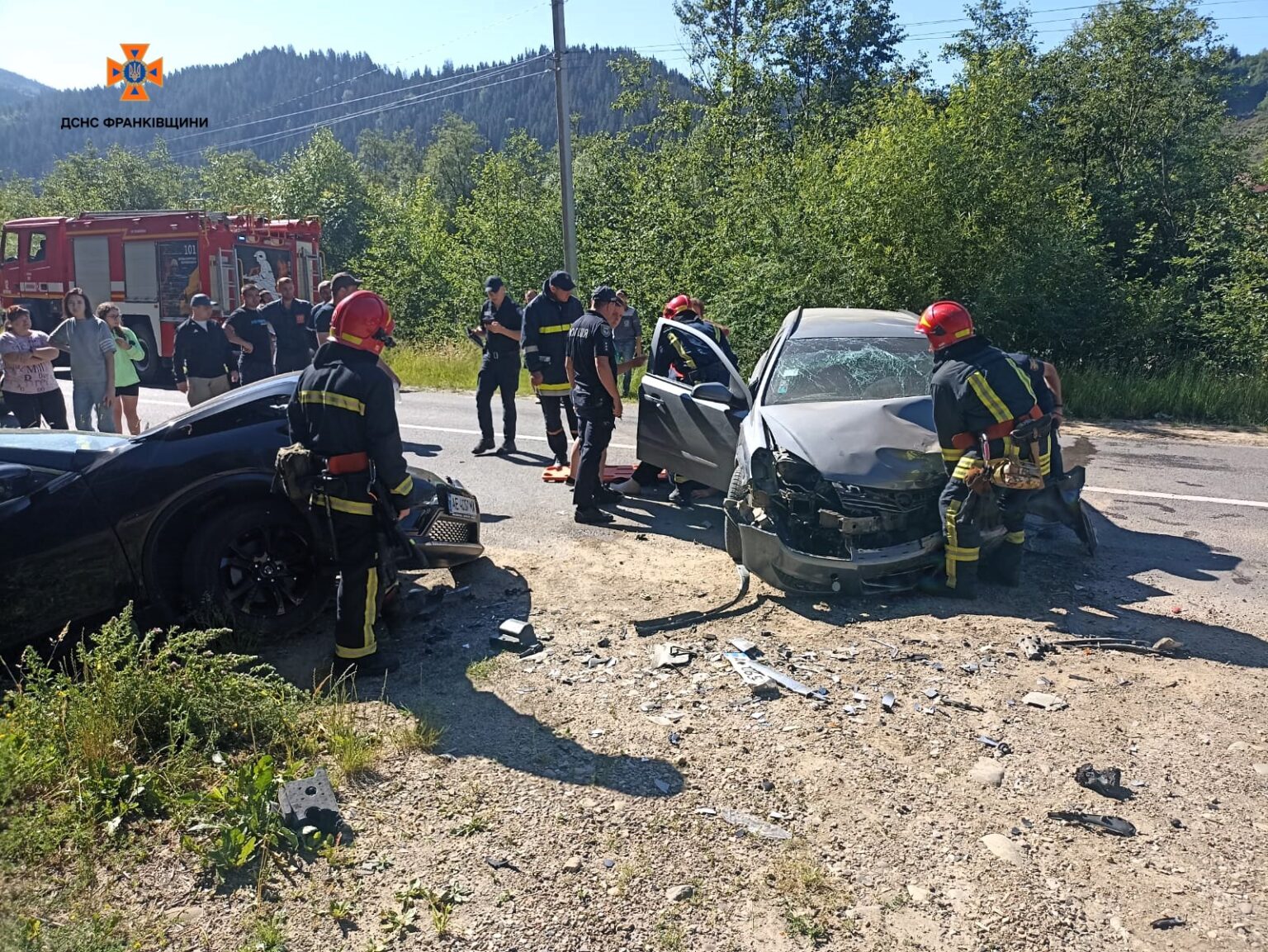 Аварія на дорозі, рятувальники працюють зі зруйнованими авто.