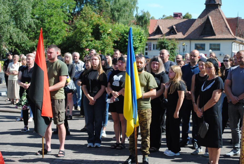 Люди збираються з прапорами на вулиці