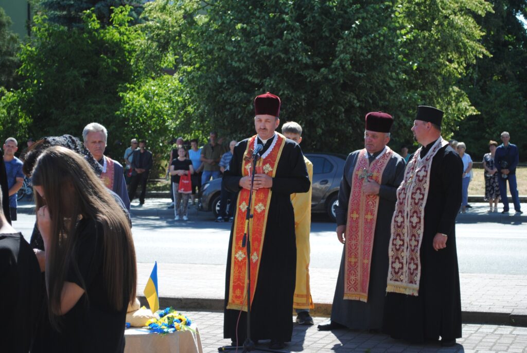 Священики на вулиці під час заходу
