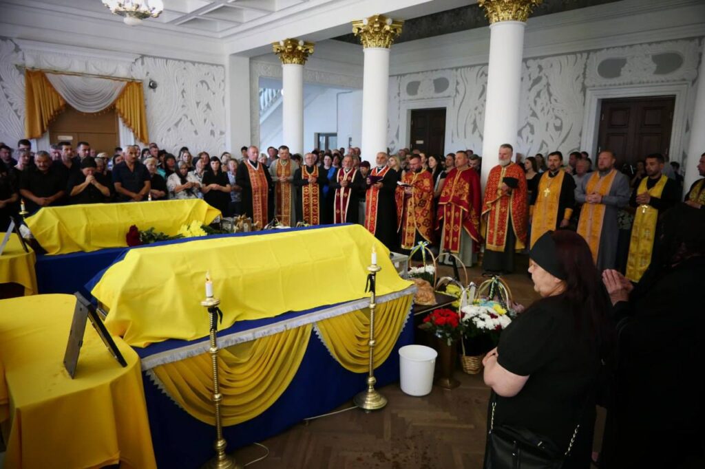 Церковна церемонія з жовтими та синіми покривалами.