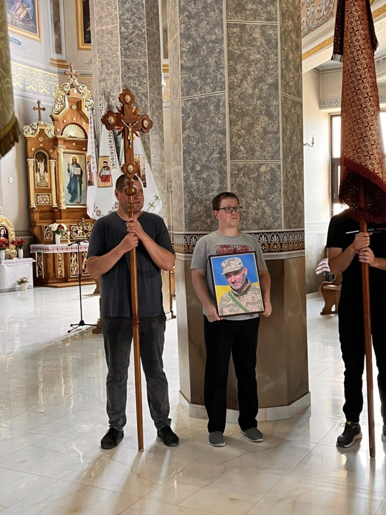 Церковний інтер'єр з людьми, церемонія вшанування.