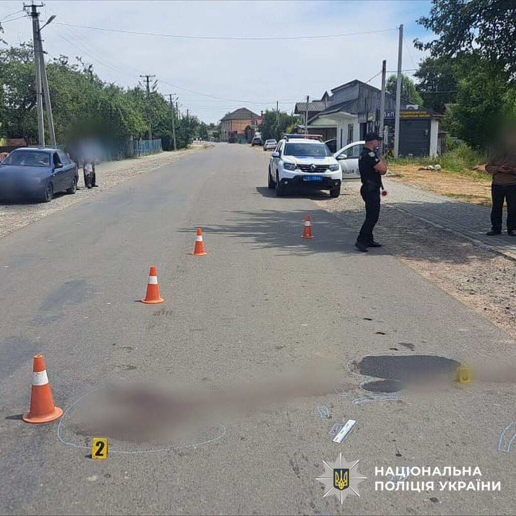 Огляд місця події, дорожні конуси поліції.