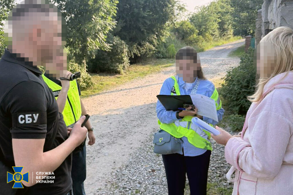 Співробітники СБУ проводять розслідування на вулиці.