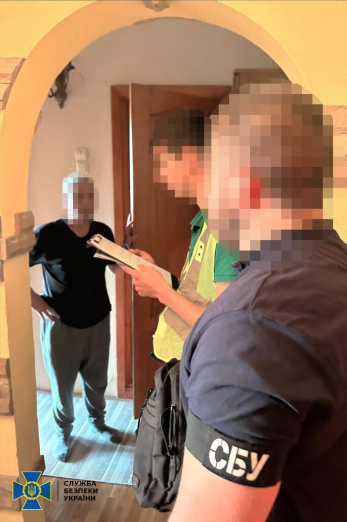 Обшук СБУ в приміщенні, троє чоловіків