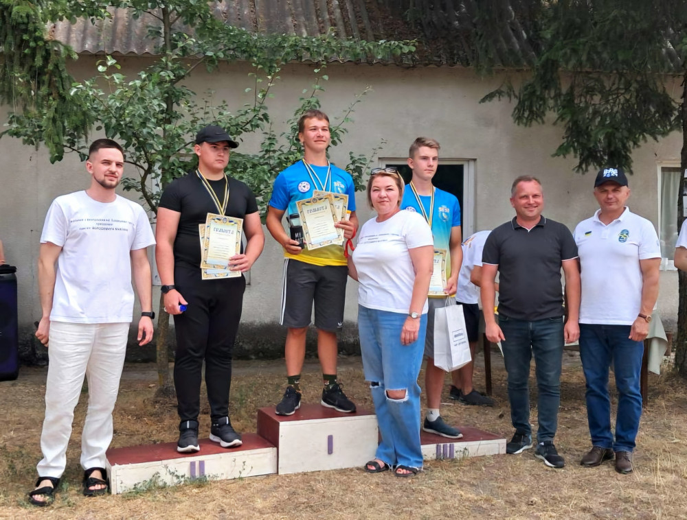 Нагородження учасників спортивного заходу з дипломами