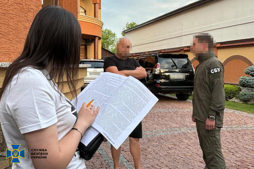 Обговорення СБУ з документами на подвір'ї