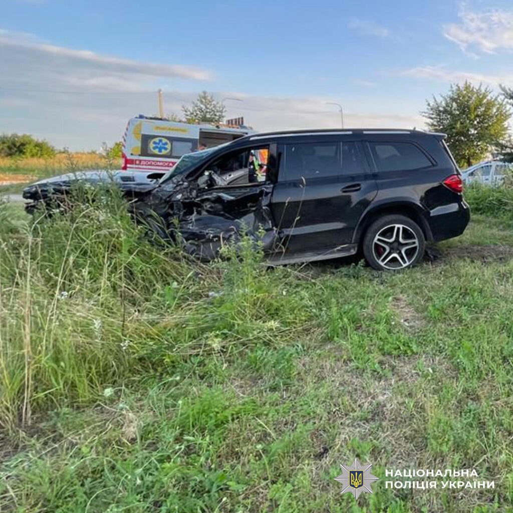 Пошкоджений автомобіль на місці ДТП, швидка допомога.