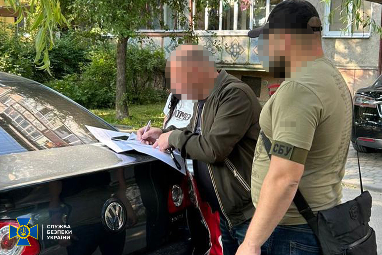 СБУ проводить перевірку документів біля машини