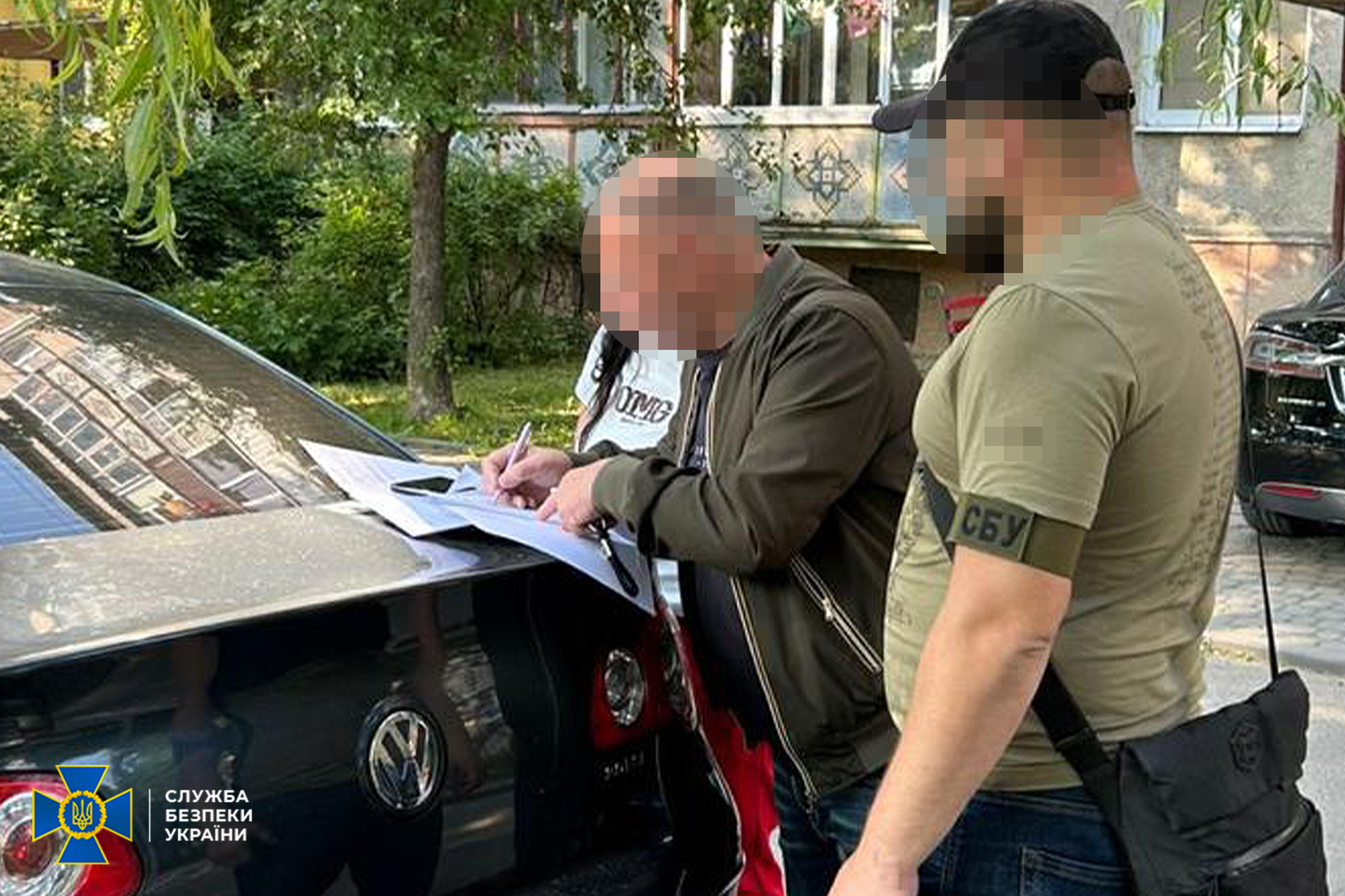 СБУ проводить перевірку документів біля машини
