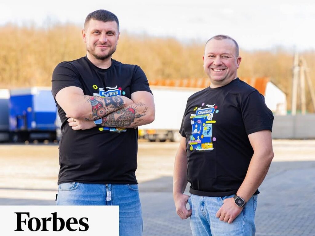 Двоє чоловіків посміхаються на відкритому повітрі