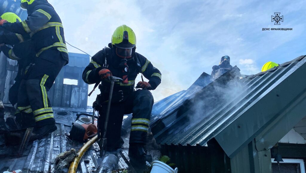 Пожежники гасять пожежу на даху будівлі