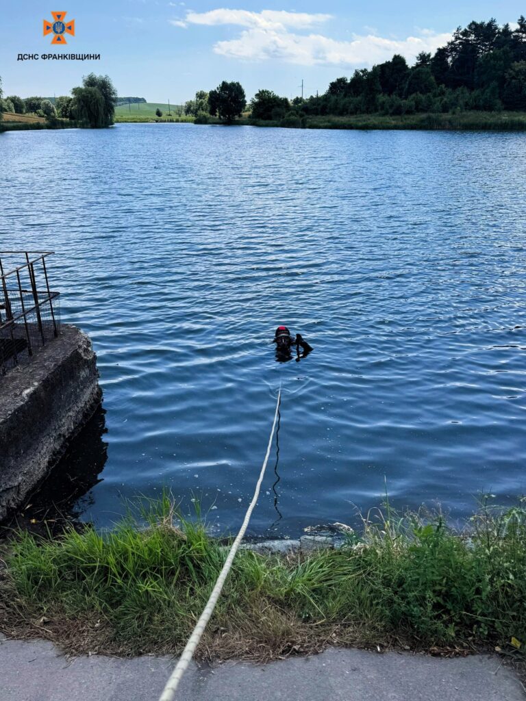 Водолаз у річці, прикріплений мотузкою