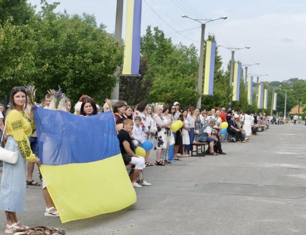 Люди на вулиці з прапором України та кульками