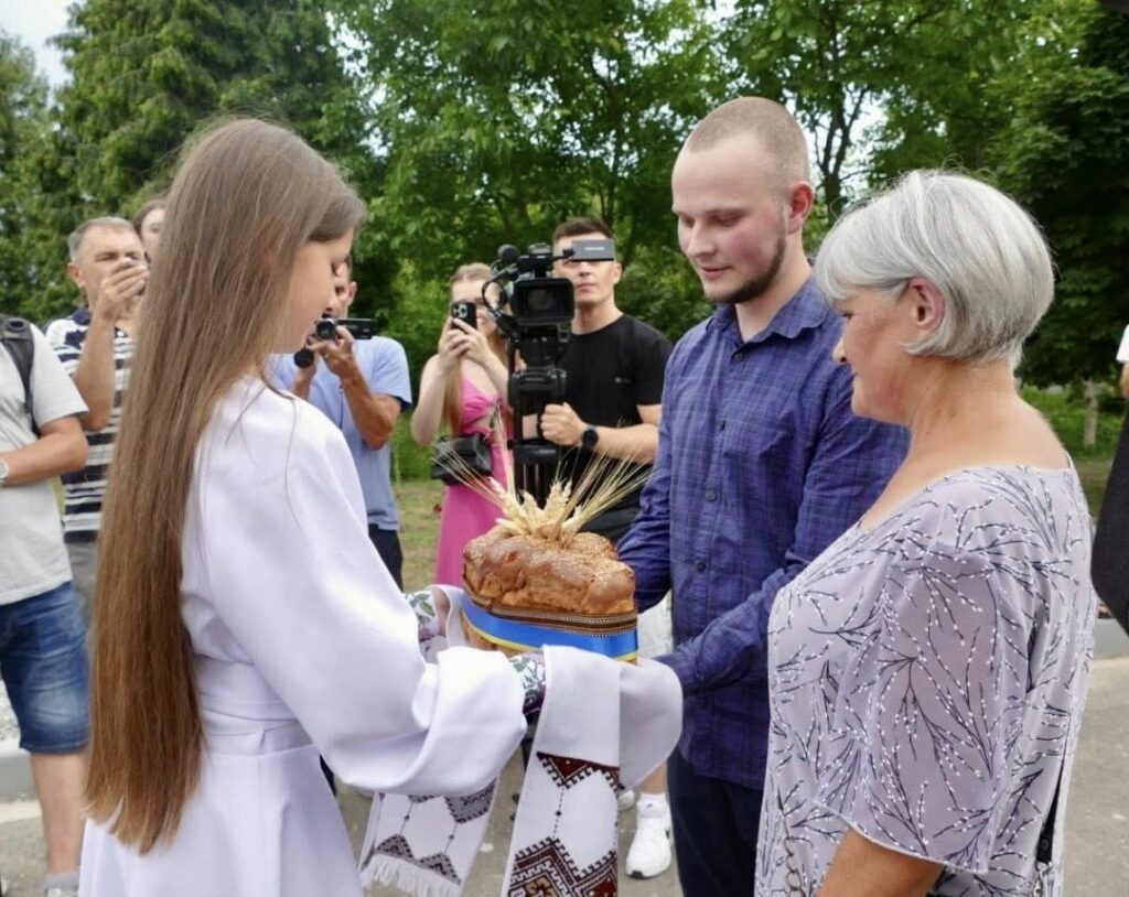 Український обряд з хлібом та камерою зйомки