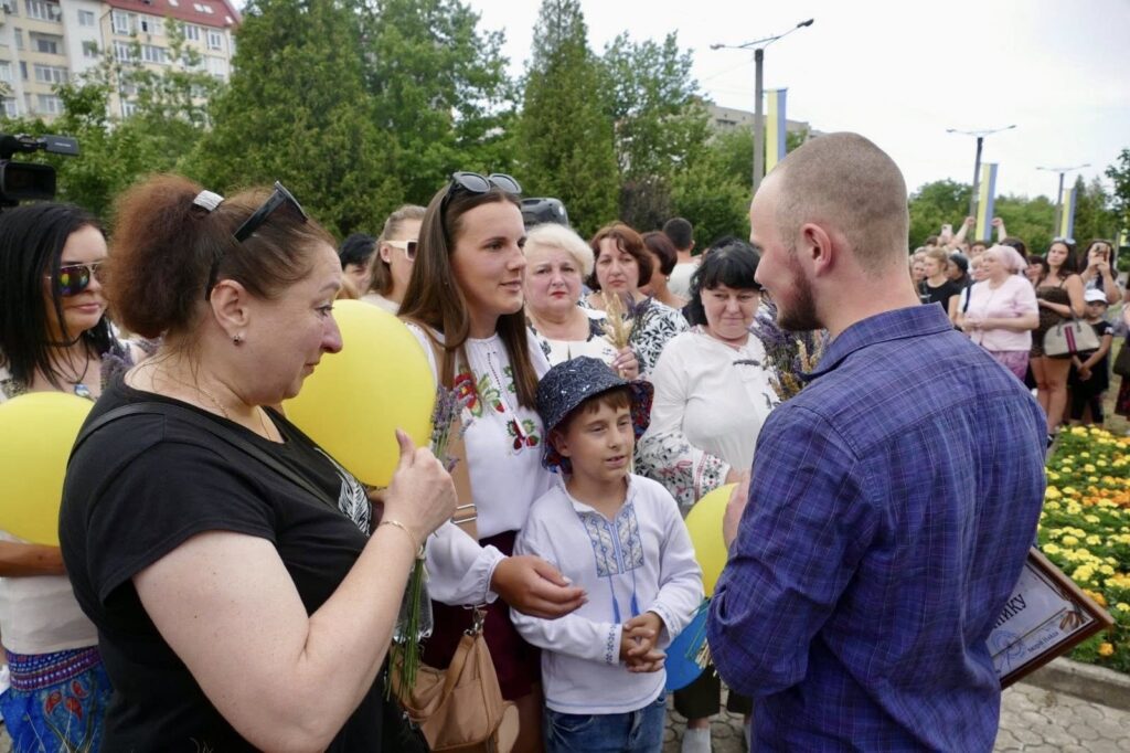Люди у вишиванках на громадському заході.